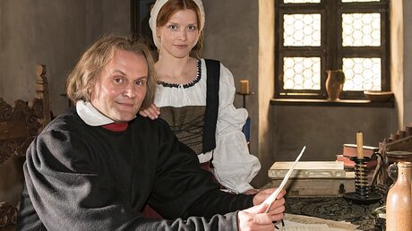 Devid Striesow als Martin Luther und Karoline Schuch als Katharina von Bora / © Jens-Ulrich Koch (epd)