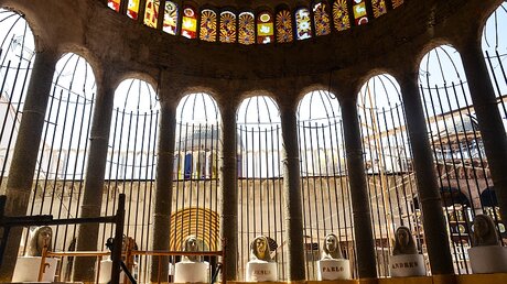 Heiligenbüsten in der "Kathedrale" von Don Justo Gallego Martinez / © Alexander Brüggemann (KNA)