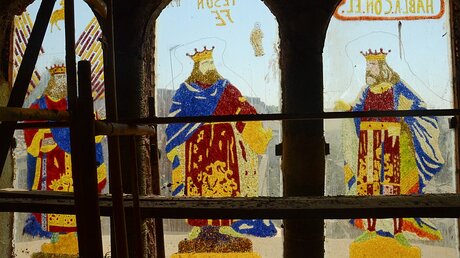 Drei Kunststofffenster mit den Heiligen Drei Königen im Obergeschoss der "Kathedrale" von Don Justo Gallego Martinez / © Alexander Brüggemann (KNA)