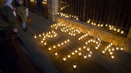 Kerzen bilden den Schriftzug "Kuciak R.I.P." / © Bundas Engler (dpa)