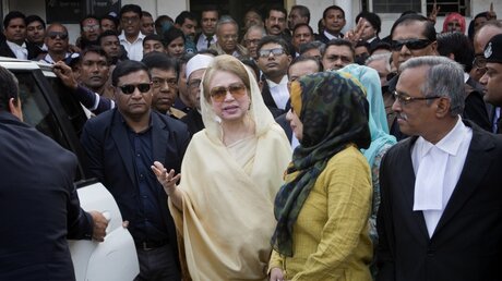 Khaleda Zia (M), Oppositionsführerin der Partei BNP / © A.M. Ahad (dpa)