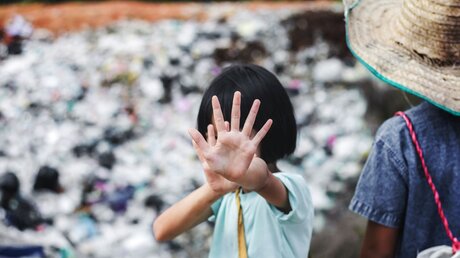 Kinder auf einer Müllkippe / © HTWE (shutterstock)