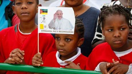 Kinder warten auf die Ankunft von Papst Franziskus / © Paul Haring (KNA)