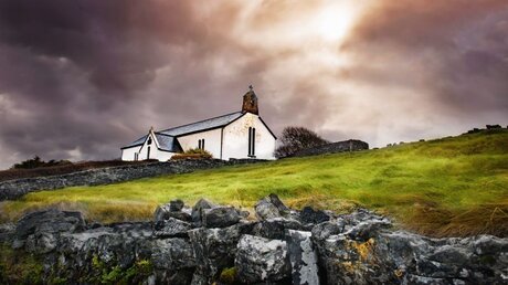 Kirche in Irland vor dunklem Himmel / © Algirdas Gelazius (shutterstock)