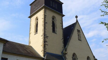 Kirche St. Martin in Bad Neuenahr-Ahrweiler-Heppingen. Aus dem Pfarrhaus/Pfarrbüro links neben der Kirche sendet das Ahrtalradio / © Jan Hendrik Stens (DR)