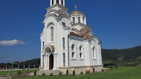 Die Kirche Märtyrer Dimitrios in Bajcetina, gestiftet vom serbischen Präsidenten T. Nikolic. / © Thomas Brey (dpa)