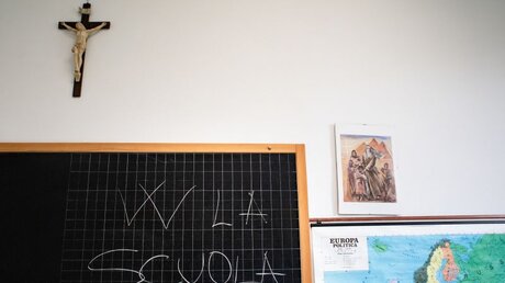 Klassenzimmer mit Kruzifix / © Cristian Gennari/Romano Siciliani (KNA)