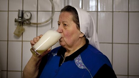 Schwester Doris testet ihr Bier (KNA)