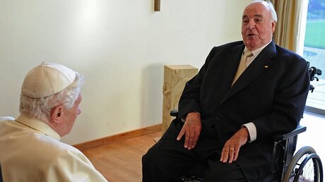 Helmut Kohl bei Papst Benedikt (2011) / © kna (KNA)