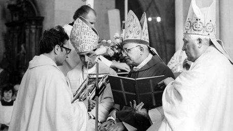 Meisners Priesterweihe in Erfurt 1962 / © KNA (KNA)