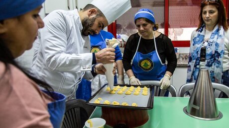 Koch Jamil Maalouf bei einem Kochkurs mit armenischen Flüchtlingsfrauen aus Irak und Syrien / © Andrea Krogmann (KNA)