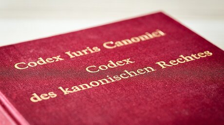 Kodex des kanonischen Rechtes / © Julia Steinbrecht (KNA)