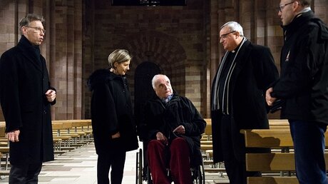 Helmut Kohl (Mitte) zu Besuch im Dom von Speyer / © Klaus Landry (dpa)