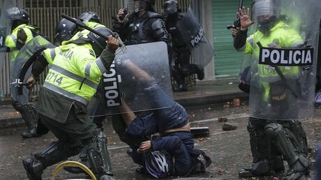 Kolumbien, Bogota: Ein Polizist drückt einen regierungskritischen Demonstranten während Zusammenstößen zu Boden / © Ivan Valencia (dpa)