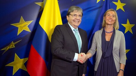 Kolumbiens Außenminister Carlos Holmes Trujillo Garcia (l.) / © Virginia Mayo (dpa)