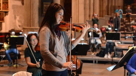 Konzertmeisterin Natalie Chee hat ein schwieriges Solo beim "Benedictus" zu spielen / © Beatrice Tomasetti  (DR)