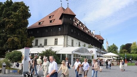 Das mittelalterliche Konzilsgebäude am Hafen von Konstanz / © Harald Oppitz (KNA)