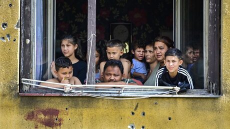 Kosice: Anwohner schauen aus dem Fenster in der größten slowakischen Roma-Siedlung / © Vondrouš Roman (dpa)