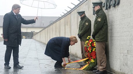 Kanzlerin Merkel bei der Kranzniederlegung (dpa)