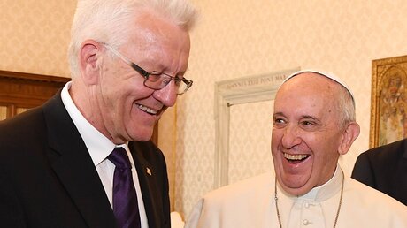 Gute Laune: Kretschmann und der Papst / © Uli Deck (dpa)