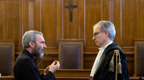 Kreuz im Gericht / © Vatican Media (dpa)