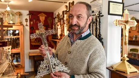 Rainer Propson mit einem der zahlreichen Kreuze aus seiner Sammlung / © Harald Oppitz (KNA)