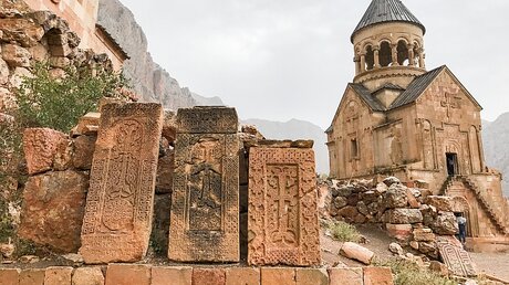 Kreuzsteine am Kloster Norawank in Armenien / © Alexander Brüggemann (KNA)