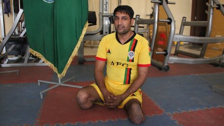 Ehemaliger afghanischer Soldat Matiullah in einer Sporthalle der afghanischen Armee in Kabul / © Christine-Felice Röhrs (dpa)