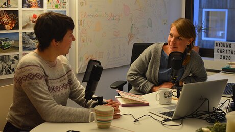 Kristina Sobiech und Franziska Sommer bei der Aufnahme des Podcasts "Hauptsache nichts mit Menschen" (privat)