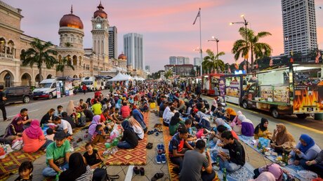 Kuala Lumpur: Muslime beim Fastenbrechen / © Chong Voon Chung (dpa)