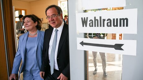 Der Spitzenkandidat der CDU, Armin Laschet und seine Frau nach der Stimmabgabefür die NRW-Wahl. / © Oliver Berg (dpa)