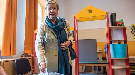 Die Spitzenkandidatin von Bündnis 90 / Die Grünen in Nordrhein-Westfalen, Sylvia Löhrmann, gibt am in einem Wahllokal in Solingen ihre Stimme ab.  / © Bernd Thissen (dpa)