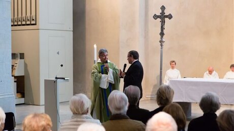 Im Dialog: Jesuitenpater Werner Holter und Armin Laschet / © Joachim Sigl (Sankt Peter Köln)