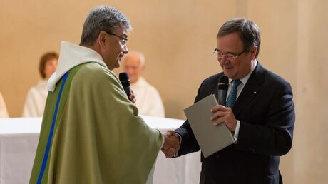 Pater Holter bedankt sich bei Nordrhein-Westfalens Ministerpräsident für den Besuch / © Joachim Sigl (Sankt Peter Köln)
