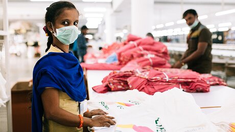 Laut Entwicklungsministerium arbeiten über 75 Millionen Frauen und Männer in der Textilindustrie – häufig ohne feste Verträge und soziale Absicherung. / © Christoph Koestlin (Fairtrade Deutschland)
