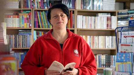Lia, 46 Jahre, hat Arbeit in einer Caritas-Buchhandlung gefunden / © Markus Nowak (Ren)