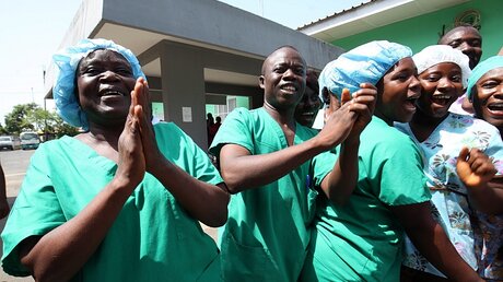 Schwestern und Ärzte in Liberia feieren Ebola-Freiheit / © Ahmed Jallanzo (dpa)