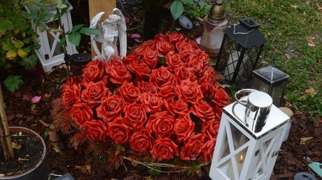 Liebevolles Gedenken bedeutet dieses Herzbouquet aus Rosen auf einem Grab / © Beatrice Tomasetti (DR)
