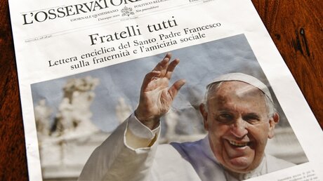 L'Osservatore Romano mit dem Abdruck der Enzyklika "Fratelli tutti" / © Paolo Galosi/Romano Siciliani (KNA)