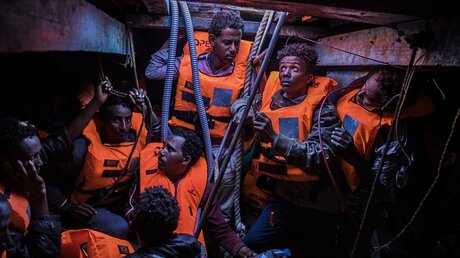 Flüchtlinge in einem überfüllten Holzboot an der Küste Libyens / © Santi Palacios (dpa)
