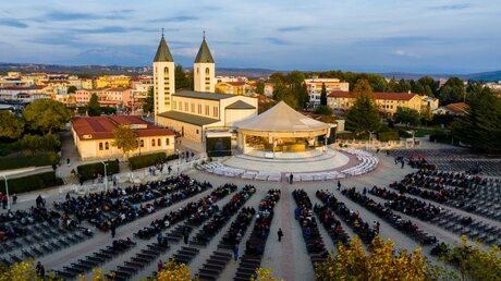 Luftbild der Jakobskirche während der Messe in Medjugorje / © NikolaR (shutterstock)