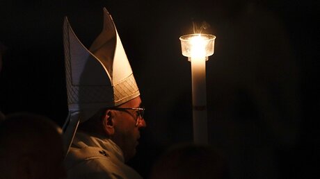 "Lumen Christi" in der Osternacht mit dem Papst / © Gregorio Borgia (dpa)