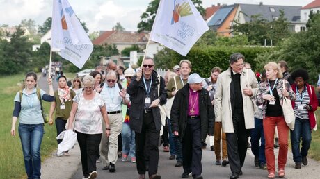 Kirchenpräsident Joachim Liebig (2.v.r.) führte einen Pilgerzug nach Wittenberg / © Peter Endig (dpa)