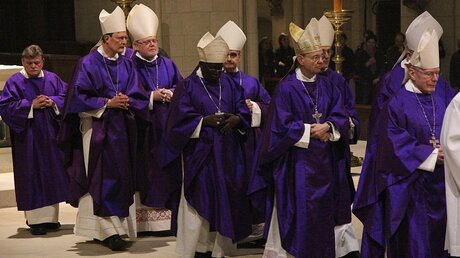 Bischöfe beim Einzug (DR)