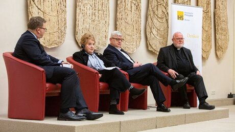 Madeleine Albright, Joschka Fischer und Reinhard Marx diskutieren über Atomwaffen / © Robert Kiderle (KNA)
