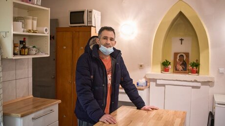 Mahjoub aus Tunesien, früher obdachlos, heute Koch im Pfarrhaus, in der Küche der Notunterkunft für Wohnungslose im Pfarrhaus der Kirche Sankt Pius in Berlin / © Jannis Chavakis (KNA)