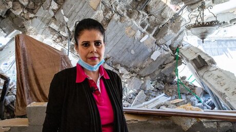 Manal Al-Sayegh in den Trümmern ihres Zimmers / © Andrea Krogmann (KNA)