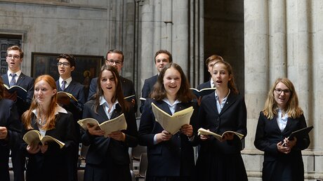 Manchmal verstärkt die junge Kirchenmusikerin (ganz rechts) auch den Chor - wie beim Großen Domkonzert mit Haydns "Schöpfung". / © Beatrice Tomasetti (DR)