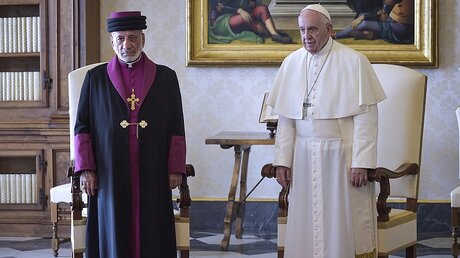 Mar Gewargis III. und Papst Franziskus / © Stefano Spaziani (KNA)