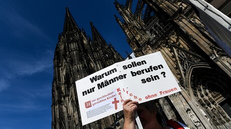 Maria 2.0-Demonstrantin mit einem Plakat vor dem Kölner Dom  / © Harald Oppitz (KNA)